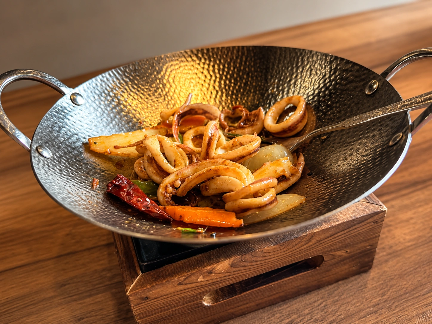 Spicy grilled squid served in a hot pan